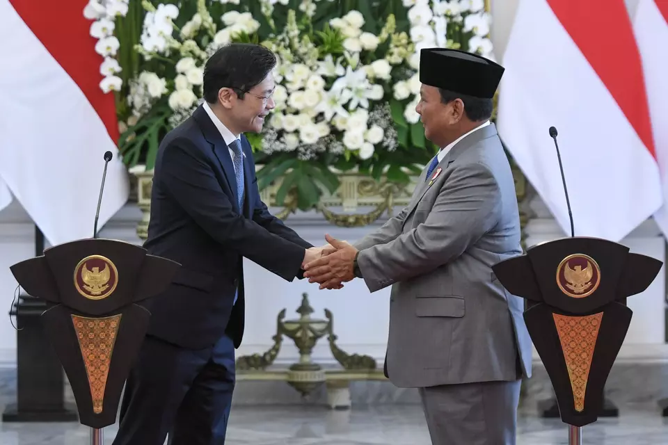 President Prabowo Subianto shakes hands with Singaporean Prime Minister Lawrence Wong shortly after giving a joint press statement at the Merdeka Palace in Jakarta on Nov. 6, 2024. (Antara Photo/Hafidz Mubarak A)