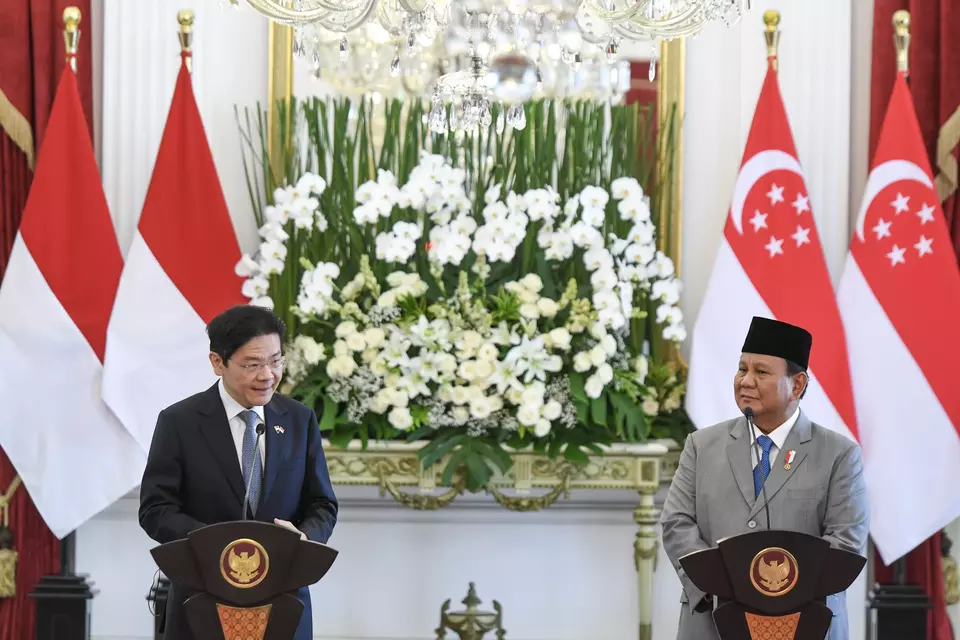 Singaporean Prime Minister Lawrence Wong gives a press statement after his bilateral talks with President Prabowo Subianto at the Merdeka Palace in Jakarta on Nov. 6, 2024. (Antara Photo/Hafidz Mubarak A)