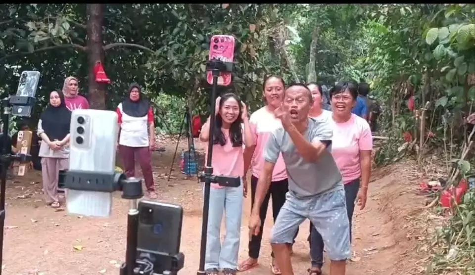 Gunawan 'Sadbor,' a popular TikTok personality from Sukabumi, West Java, performing live for his audience. He has recently been named a suspect in a case involving the promotion of online gambling. (Beritasatu.com)