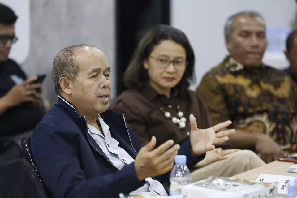 Education expert Darmaningtyas, left, speaks during a focus group discussion at the B-Universe Media Holdings office in Pantai Indah Kapuk 2, Tangerang, Tuesday, Nov. 12, 2024. (David Gita Roza)