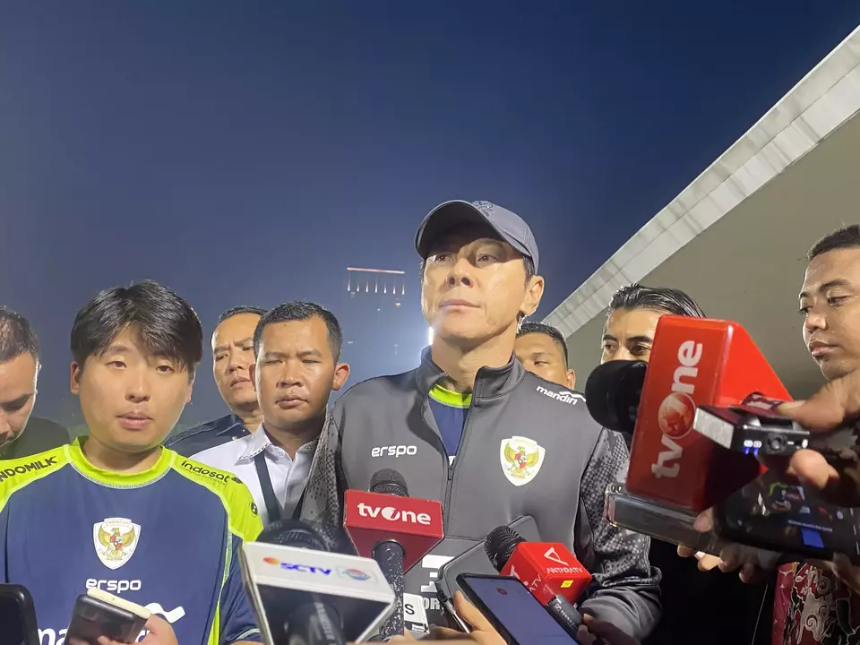 Indonesia head coach Shin Tae-yong, accompanied by translator Jeong Seok-seo, speaks to reporters after a national team training session in Jakarta, Tuesday, Nov. 12, 2024. (Beritasatu/Juan Ardya Guardiola)