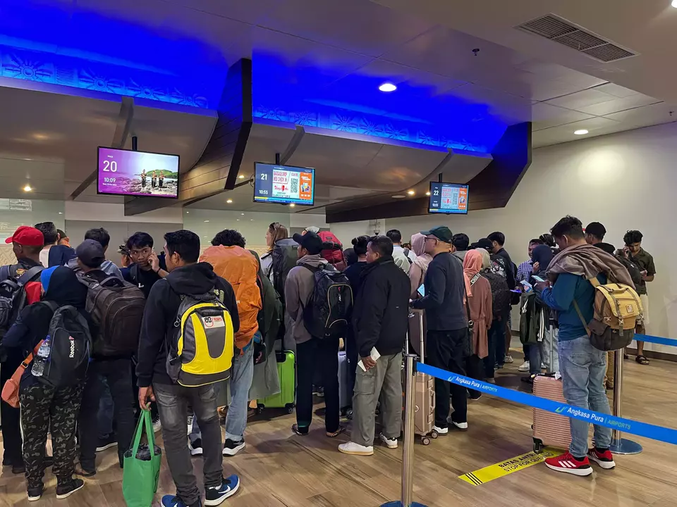 Passengers stranded at Zainuddin Abdul Madjid International Airport (BIZAM) in Central Lombok, West Nusa Tenggara, following widespread flight cancellations caused by the eruption of Mount Lewotobi Laki Laki on Flores Island, East Nusa Tenggara, Wednesday, Nov. 13, 2024. (Beritasatu.com/Muhammad Awaludin)