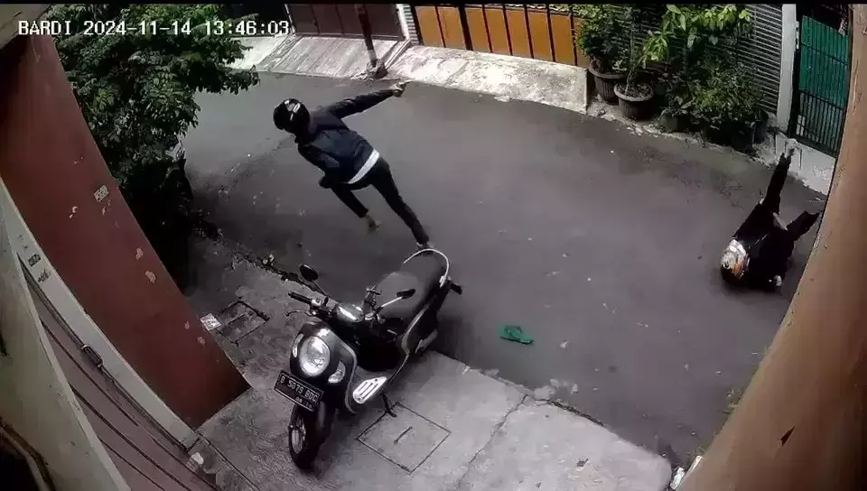This video capture shows a suspected motorcycle thief firing at police officer Wiratama in Tangerang City, Thursday, Nov. 14, 2024. (Videography)