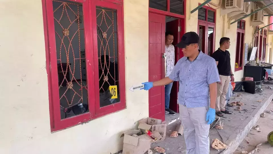 Rembang Police are investigating a clash between foreign workers at Kapur Rembang Indonesia and locals from Blora on Wednesday, Nov. 13, 2024, which left three residents injured. (Beritasatu.com/Jamaah)