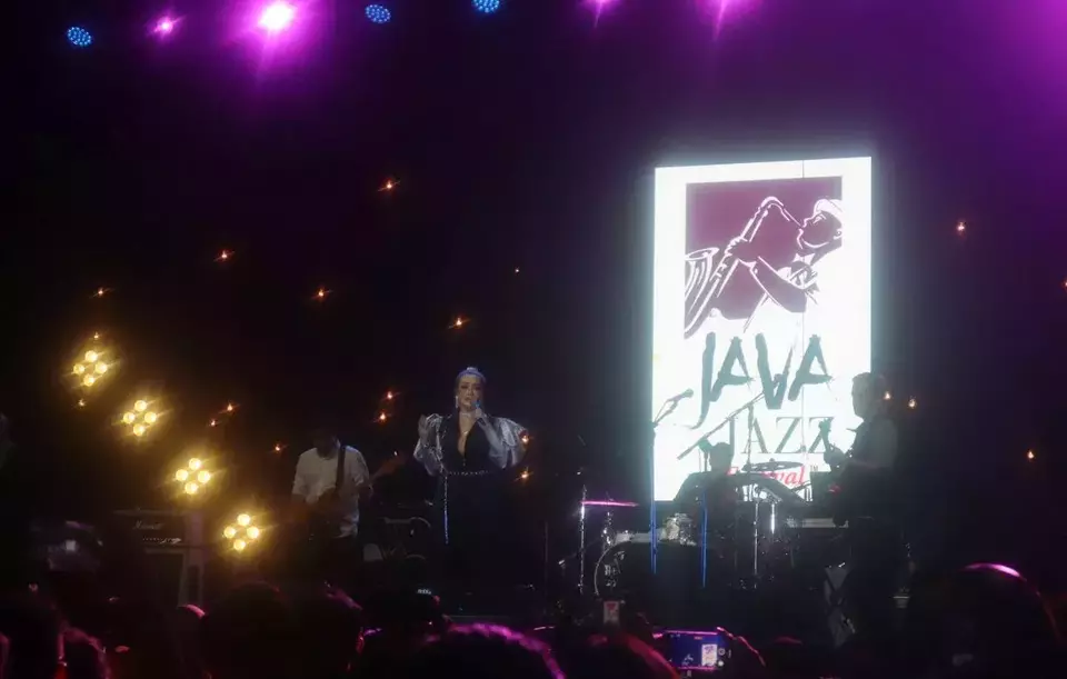 Singer Reza Artamevia performs at the BNI Java Jazz Festival 2022. The diva was reported to the police in connection with an alleged diamond scam worth Rp 18.5 billion ($1.16 million) on Friday, Nov. 15, 2024. (Beritasatu.com/Chairul Fikri)