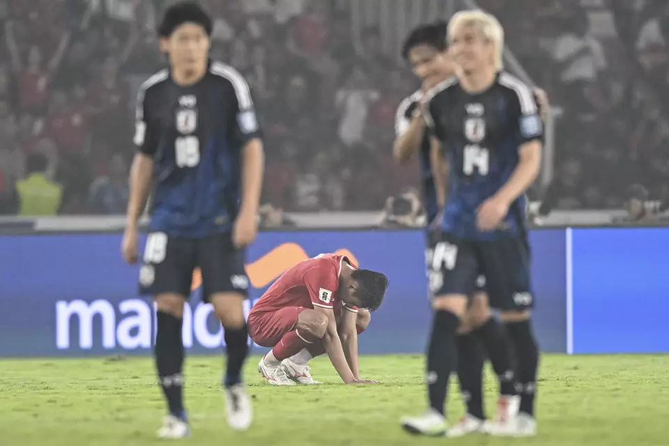 Pratama Arhan Alif (center) looks down after Indonesia loses to Japan in the third round of the 2026 FIFA World Cup Asian qualifiers (Group C) at the Gelora Bung Karno stadium in Jakarta on Nov. 15, 2024. (Antara Photo/Aprillio Akbar)