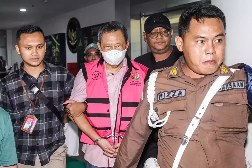Sriwijaya Air founder Hendry Lie, center, is escorted by prosecutors at the Attorney General s Office in Jakarta, Tuesday, Nov. 19, 2024. (Antara Photo)