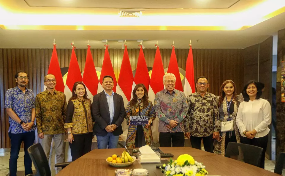 Communication and Digitalization Minister Meutya Hafid, center, receives a visit by B-Universe Media Holdings Executive Chairman Enggartiasto Lukita, fourth right, and B-Universe CEO Rio Abdurachman, fourth left, at her office in Jakarta, Tuesday, Nov. 19, 2024. (Joanito De Saojoao)