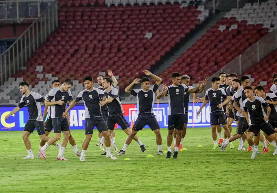 Several players from the Indonesia national football team participate in an official training session at the Gelora Bung Karno Main Stadium, Senayan, Jakarta, on Monday, Nov. 18, 2024. The session served as preparation for Indonesia's upcoming match against Saudi Arabia in the third round of the AFC 2026 World Cup Qualifiers on Tuesday, Nov. 19, 2024. (Photo: Berita Satu/Joanito De Saojoao).