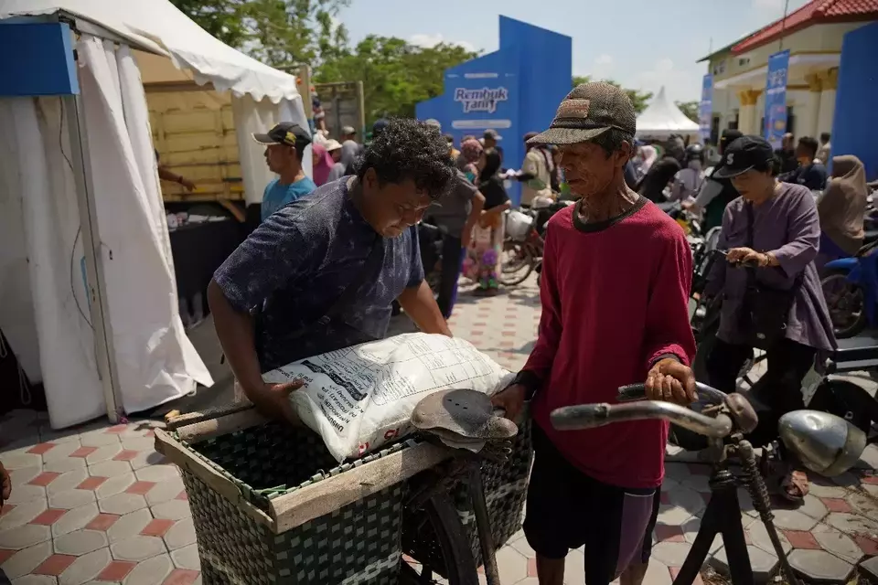 State-run fertilizer company Pupuk Indonesia recently held a “Rembuk Tani” campaign to ensure that farmers in Klaten could access subsidized fertilizers. oto Courtesy of Pupuk Indonesia)