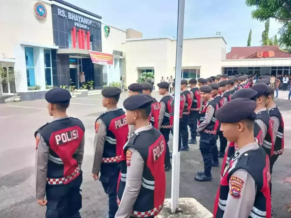 Dozens of policemen line up in the Bhayangkara Provincial Police Hospital courtyard in Padang, West Sumatra, Friday, Nov. 22, 2024, to pay their final respects to Adjunct Comr. Ulil Ryanto Anshari, who was fatally shot by a fellow officer at the South Solok District Police earlier in the day. (B-Universe Photo/Delfi Neski)