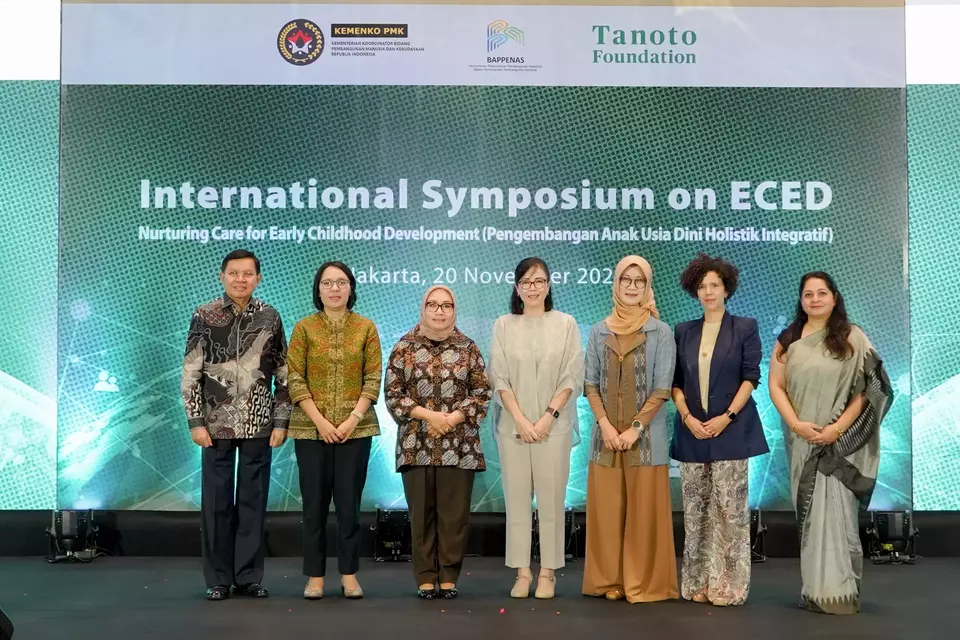 From left to right: Fasli Jalal (Rector of YARSI University, Chair of ECED Council Indonesia), Maria Endang Sumiwi (Director General of Public Health, Ministry of Health), Arifatul Choiri Fauzi (Minister of Women's Empowerment and Child Protection), Inge Kusuma (Country Head, Tanoto Foundation Indonesia), Woro Srihastuti Sulistyaningrum (Deputy for Coordination of Improving the Quality of Children, Women, and Youth, Coordinating Ministry for Human Development and Culture), Ana Maria Rodriguez (ECD Specialist of UNICEF EAPRO), Neelima Chopra (Program and Partnership Specialist, ARNEC). (Photo Courtesy of Tanoto Foundation)