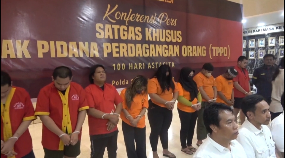 South Sulawesi Police held a press conference on Friday, Nov. 22, 2024, on uncovering a human trafficking scheme involving 77 university students from Makassar, deceived into participating in Germany