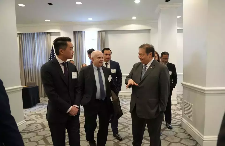Coordinating Minister of Economic Affairs, Airlangga Hartarto, right, speaks with American business executives at a roundtable luncheon hosted by the US-ASEAN Business Council (USABC) in Washington, DC, Thursday, Nov. 21, 2024. (Photo courtesy of the Coordinating Ministry for Economic Affairs)