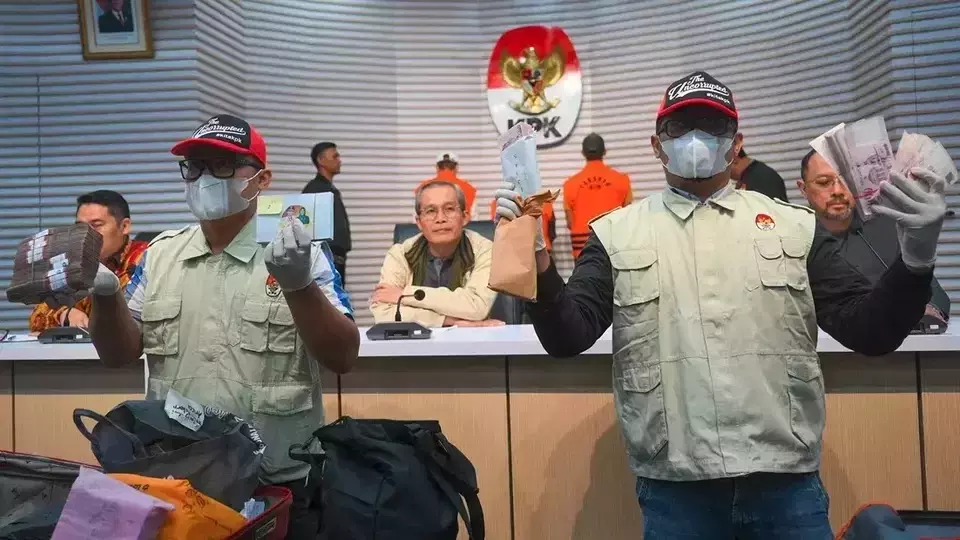 Corruption Eradication Commission (KPK) officials display banknotes seized from Bengkulu Governor Rohidin Mersyah during a news conference in Jakarta, Sunday, Nov. 24, 2024. (Antara Photo/Muhammad Ramdan)