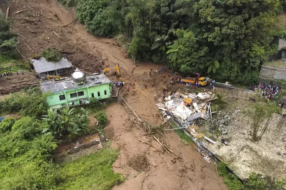 Rescuers search for victims after a landslide that killed a number of people and left some others missing in Karo, North Sumatra, Indonesia, Monday, Nov. 25, 2024. (AP Photo/Binsar Bakkara)