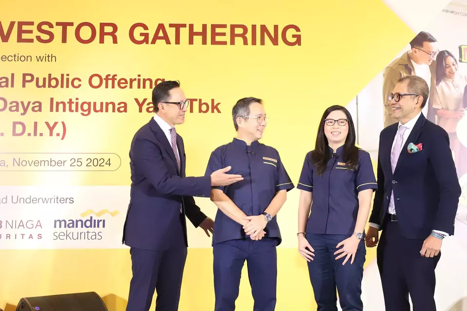 President Director of Daya Intiguna Yasa (MR. DIY) Edwin Cheah (second from left) discusses with MT DIY Director Rika Juniaty Tanzil (second from right), President Director of CIMB Niaga Sekuritas Harry Supoyo (right), and President Director of Mandiri Sekuritas Oki Ramadhana during the Initial Public Offering (IPO) announcement in Jakarta on Monday, Nov. 25, 2024. The company set the IPO price range between Rp 1,650 and Rp 1,870 per share, potentially raising up to Rp 4.7 trillion. Investor Daily/David Gita Roza.