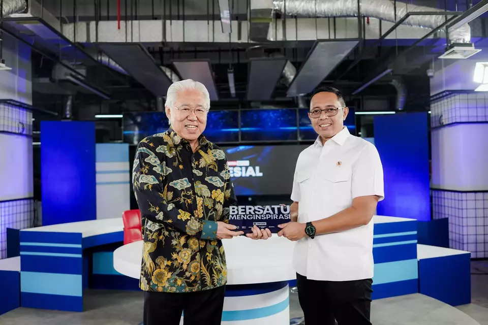 Presidential Communication Office Head Hasan Nasbi, right, poses for a photo with B-Universe Media Holdings Executive Chairman Enggartiasto Lukita at the B-Universe office in Pantai Indah Kapuk 2, Tangerang, Monday, Nov. 25, 2024,