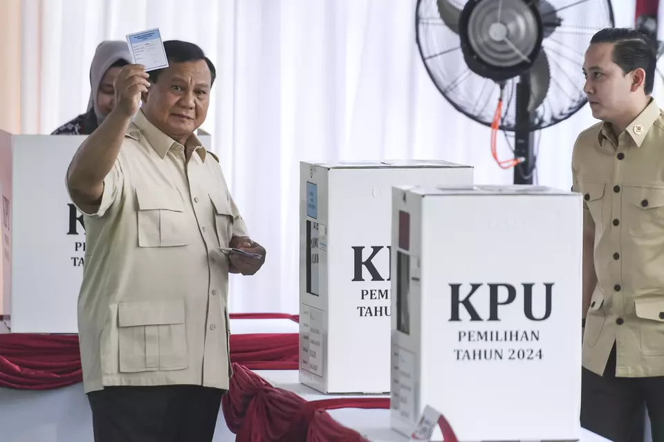 President Prabowo Subianto (left) displays his ballot at polling station 008 in Bojong Koneng Village, Babakan Madang, Bogor, West Java, on Wednesday, Nov. 27, 2024. (ANTARA PHOTO/Hafidz Mubarak A).
