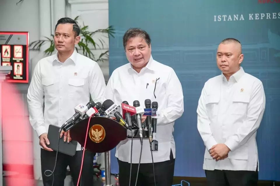 Chief Economic Affairs Minister Airlangga Hartarto gives a press statement after a meeting with President Prabowo Subianto in Jakarta on Nov. 26, 2024. (Photo Courtesy of Coordinating Ministry for Economic Affairs)
