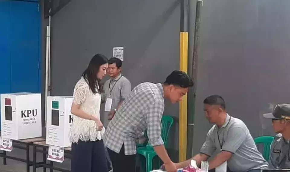 Vice President Gibran Rakabuming Raka, accompanied by his wife Selvi Ananda, cast their votes at Polling Station 18 in Manahan, Solo, during the 2024 Regional Elections on Wednesday, Nov. 27, 2024. (Beritasatu.com/Wijayanti Putri)