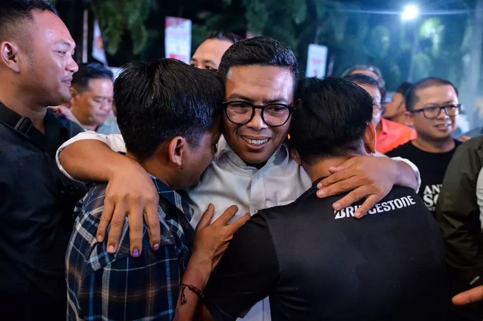 Gubernatorial candidate Andra Soni hugs his supporters in Serang, Banten, Wednesday, Nov. 27, 2024. (Antara Photo/Putra M. Akbar)