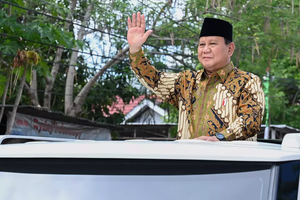 President Prabowo Subianto greets local residents upon arriving at the Muhammadiyah University campus in Kupang, East Nusa Tenggara, on Wednesday, Dec. 4, 2024. (Presidential Press Office)






