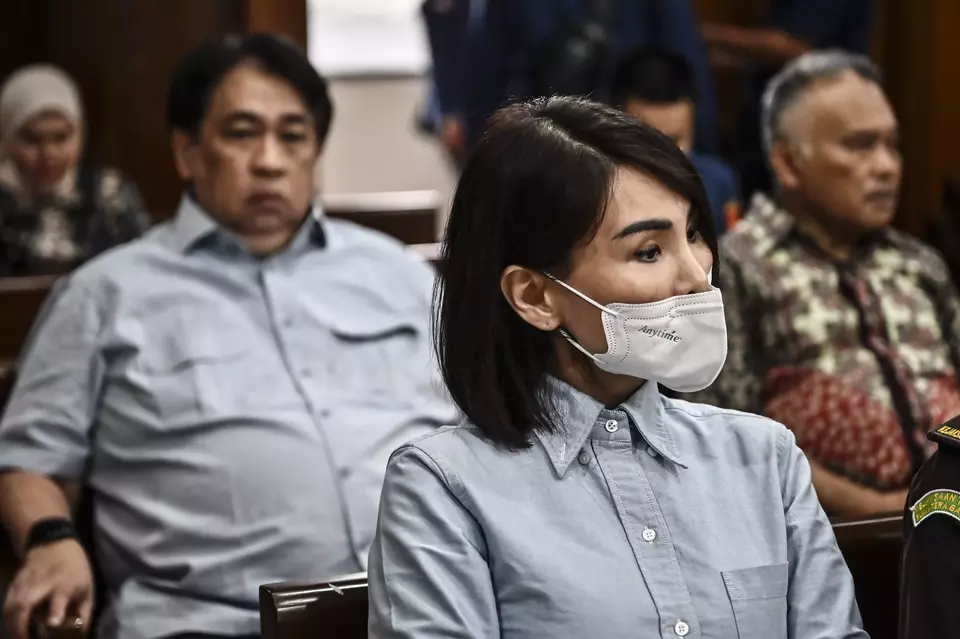 Former PT Timah CEO Mochtra Riza Pahlevi, left, and businesswoman Helena Lim, center, attend a hearing of their graft trial at the Central Jakarta District Court, Thursday, Dec. 5, 2024. (Antara Photo/Aprillio Akbar)