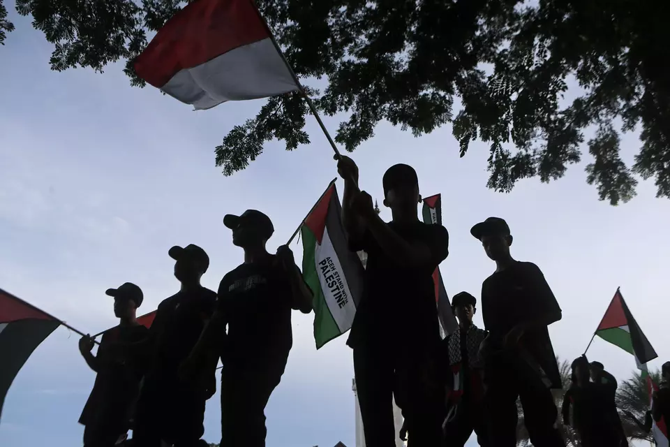 Indonesians go on a pro-Palestine march in Banda Aceh on Dec. 1, 2024. (Antara Photo/Ampelsa)