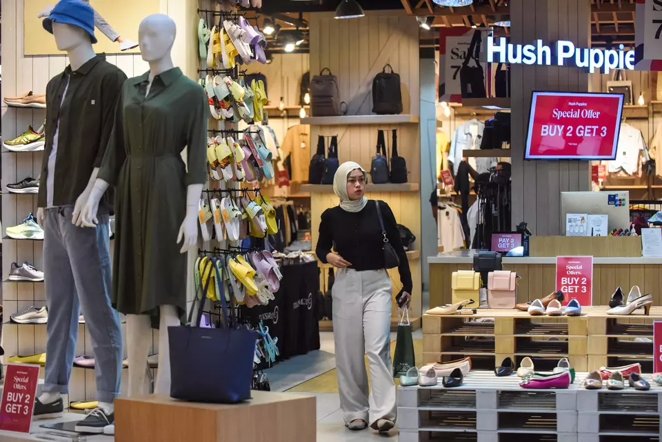 A woman shops at a shopping center in Jakarta on Nov. 22, 2024. (Antara Photo/Indrianto Eko Suwarso)