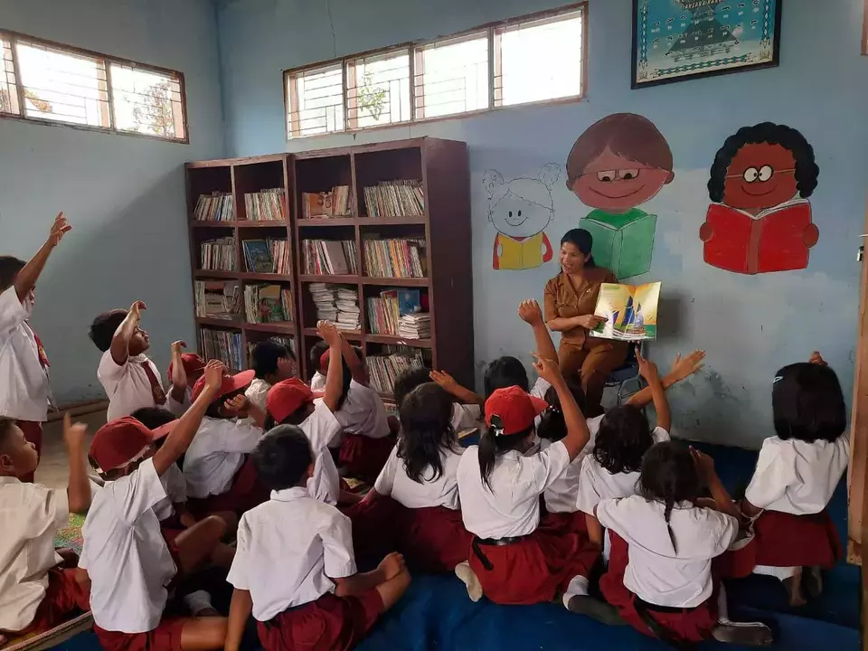 This undated photo shows SDN 040470 principal Serma Ulipa Simbolon teaching her students. (Photo Courtesy ofTanoto Foundation)