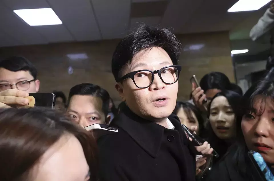 South Korea s ruling People Power Party leader Han Dong-hun, center, is surrounded by the media at the National Assembly in Seoul, South Korea, Friday, Dec. 6, 2024. (Park Dong-ju/Yonhap via AP)