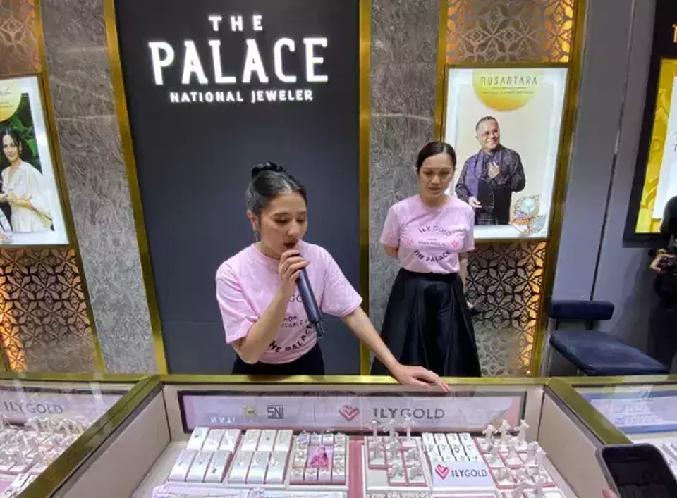ILY Gold's brand owner Prilly Latuconsina (left) and The Palace Jeweler's general manager Jelita Setifa (right) present ILY Gold collection at The Palace Jeweler's store in Summarecon Mall Bekasi on Dec. 7, 2024. (B Universe Photo/Yurike Metriani)