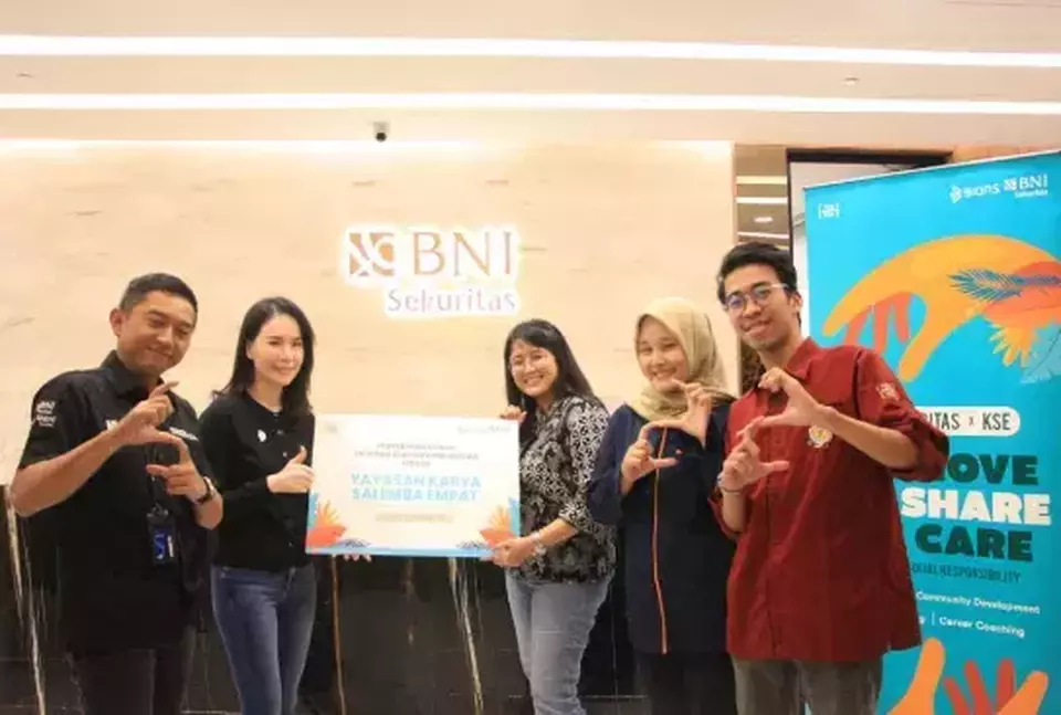 (Left to right) BNI Sekuritas' SEVP Retail Markets & Technology Teddy Wishadi, BNI Sekuritas' acting president director Vera Ongyono, Karya Salemba Empat (KSE) donor relation Firdila Sari, and KSE student. (Photo Courtesy of BNI Sekuritas)