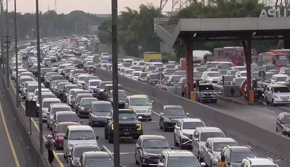 Jakarta-bound cars stuck in traffic at Cikupa Tollway in Tangerang on April 25, 2023. (B-Universe Photo/Wawan Kurniawan)