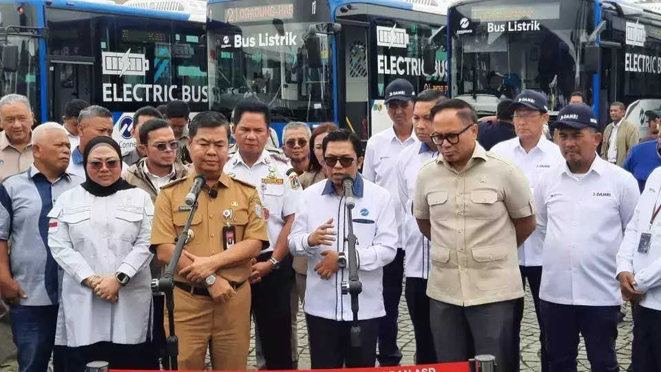 TransJakarta CEO Welfizon Yuza, center, speaks during the launch of new electric buses at the National Monument Square in Jakarta, Tuesday, Dec. 10, 2024. (B-Universe Photo/Celvin Moniaga Sipahutar)