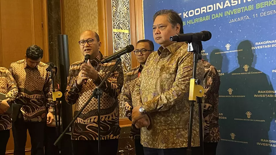 Investment Minister Rosan Roeslani (center) and Chief Economic Affairs Minister Airlangga Hartarto (right) speaking to reporters at the National Investment Coordination Meeting 2024, Ritz Carlton Mega Kuningan, South Jakarta, Dec. 11, 2024. (Beritasatu.com/Monique Handa Shafira)