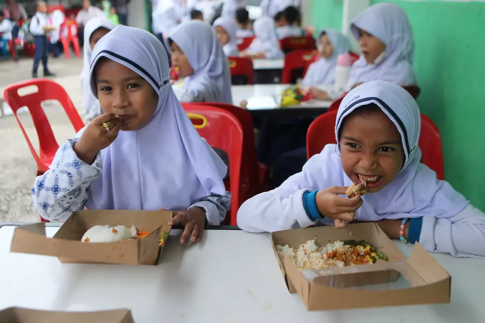 Children have their lunch as part of a free meal trial run at an Islamic school in Banda Aceh on Nov. 21, 2024. (Antara Photo/Ampelsa)