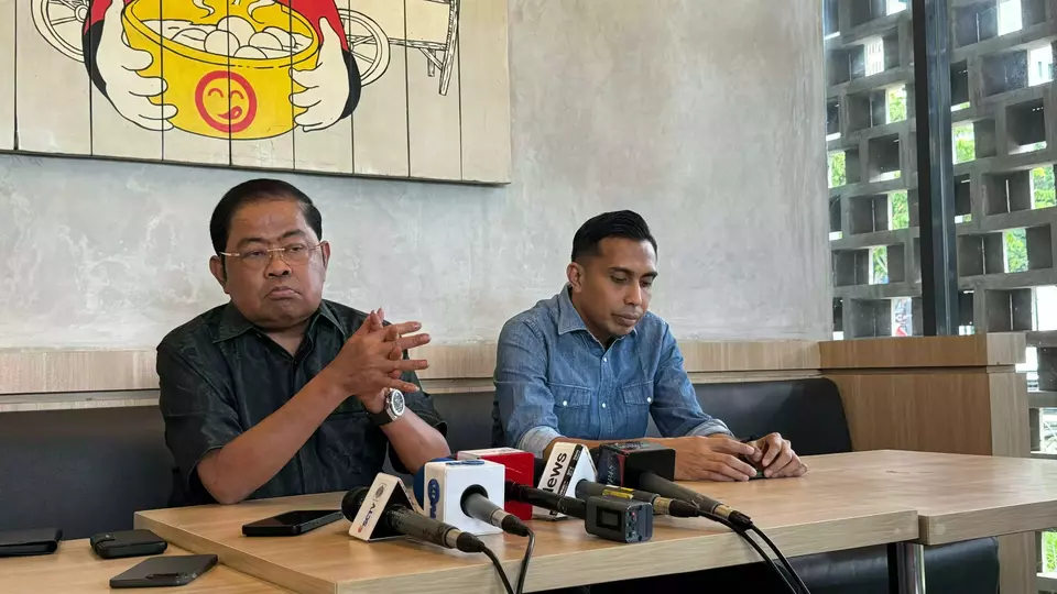 Golkar Vice Chairman Idrus Marham (left) speaks to the media in Senayan, Jakarta, Friday, Dec. 13, 2024. Golkar supports President Prabowo Subianto's proposal to eliminate direct regional elections (pilkada) and have local leaders such as governors, regents, and mayors appointed by local legislatures (DPRD). (Beritasatu.com/Yustinus Paat)