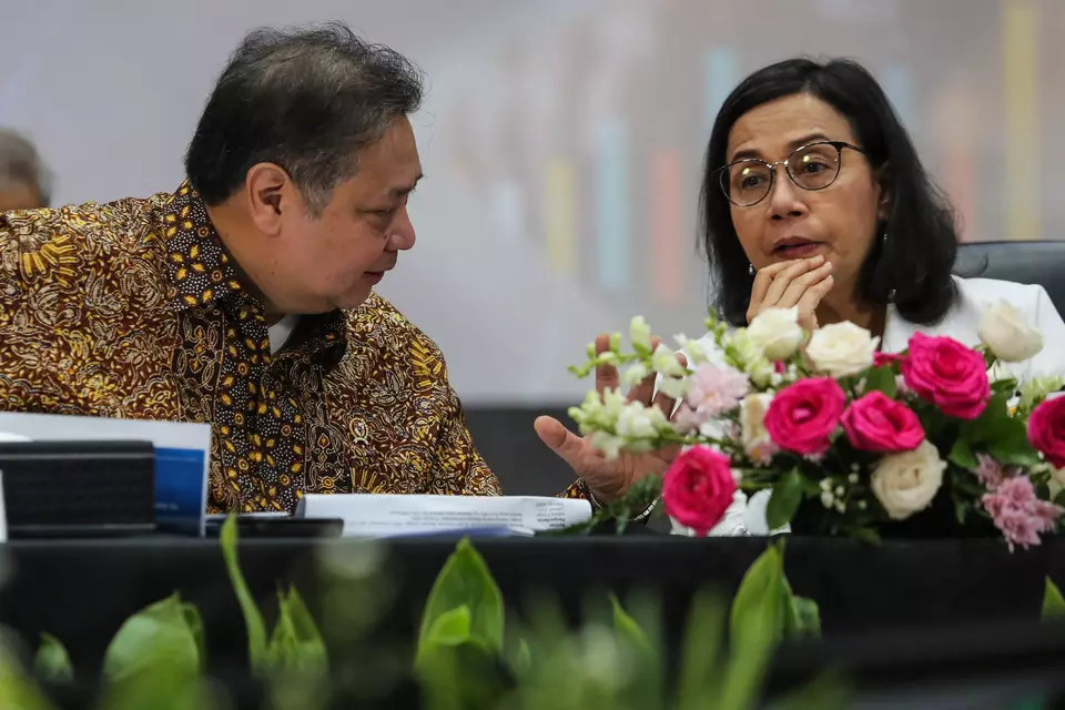 Chief Economic Affairs Minister speaks with Finance Minister Sri Mulyani during a press confeence on the 2025 economic packages in Jakarta on Dec. 16, 2024. (Antara Photo/Asprilla Dwi Adha)