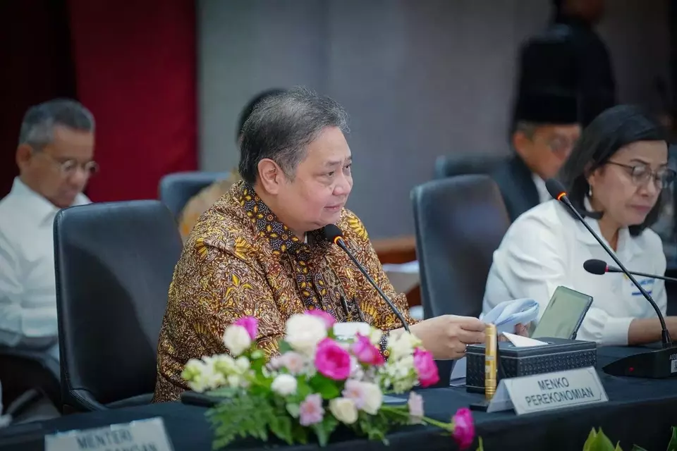 Chief Economic Affairs Minister Airlangga Hartarto holds a press conference on the goverment