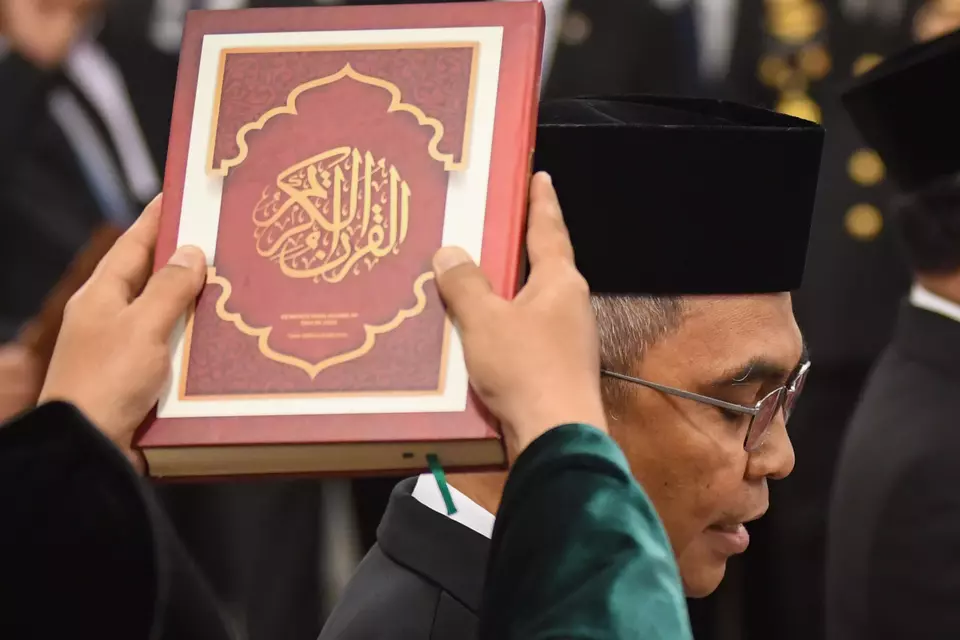 Setyo Budiyanto, newly appointed KPK Chairman for 2024-2029, takes the oath of office during a ceremony at the State Palace in Jakarta on Monday, Dec, 16, 2024. President Prabowo Subianto inaugurated Setyo alongside four KPK Deputy Chairmen--Fitroh Rohcahyanto, Ibnu Basuki Widodo, Johanis Tanak, and Agus Joko Pramono--as well as the KPK Supervisory Board members. (ANTARA FOTO/Aditya Pradana Putra)