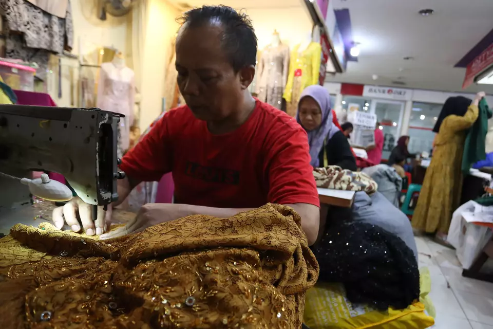 Textile workers at Mayestik Market in Jakarta on Nov. 19, 2024. (Antara Photo/Alif Bintang)