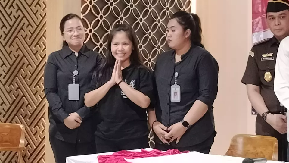Mary Jane Veloso, 39, a Filipina on death row for drug trafficking, bids farewell at Soekarno-Hatta International Airport before her repatriation to the Philippines after 15 years in Indonesia, Tuesday, Dec. 17, 2024. (Beritasatu.com/Wahroni)