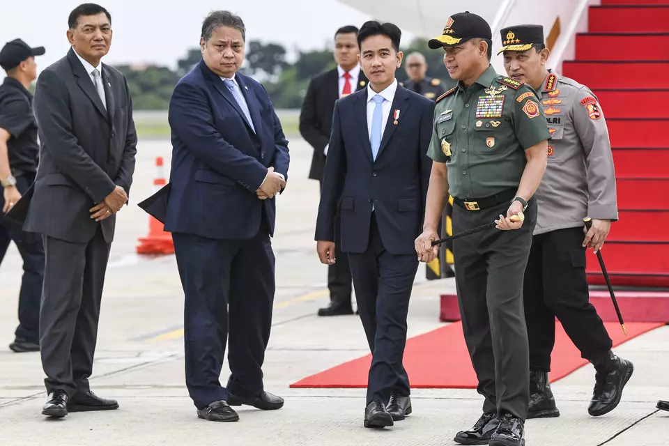 Vice President Gibran Rakabuming Raka (third from left) looks at the camera after sending President Prabowo Subianto away for his Cairo trip in Jakarta on Dec. 17, 2024. (Antara Photo/Galih Pradipta)