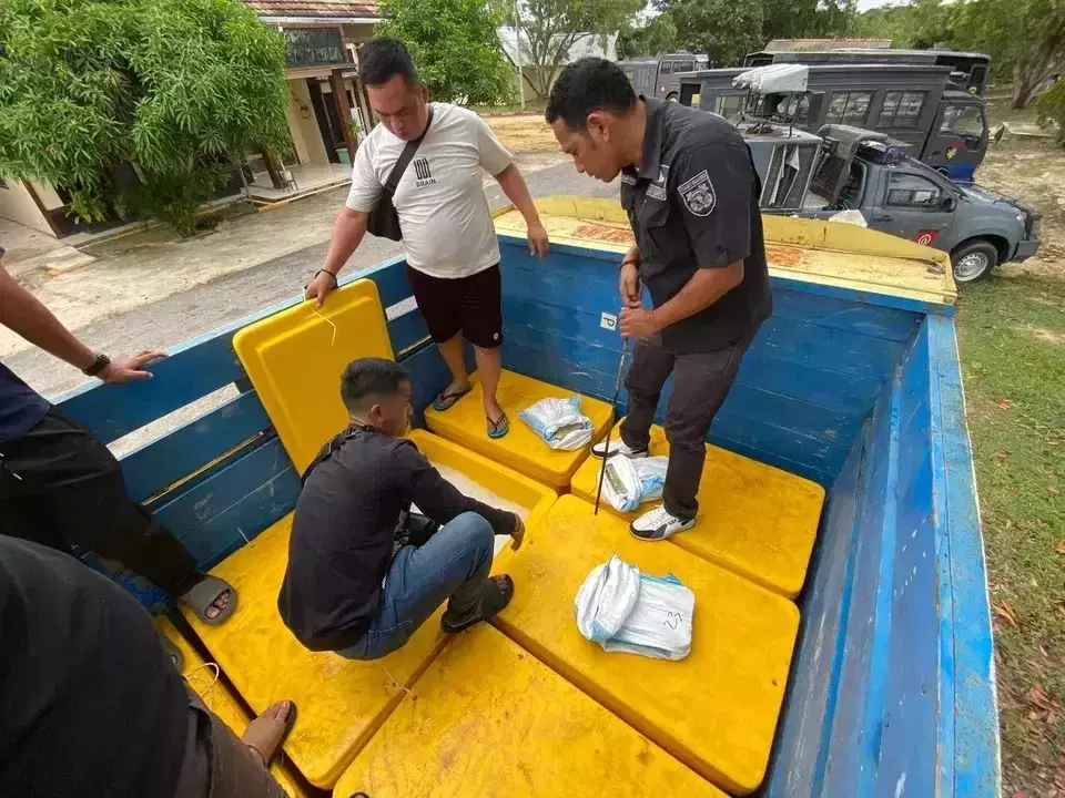 Police discover illegal tin sheets inside a truck at Tanjung Kalian Mentok Port in Bangka Belitung Islands, Wednesday, Dec. 18, 2024. (B-Universe Photo/Irwan Setiawan)