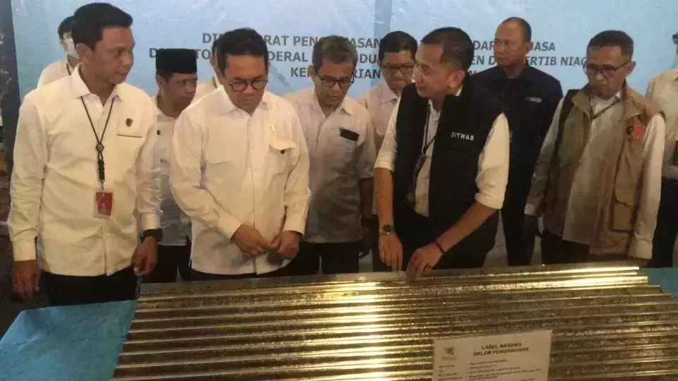Trade Ministry officials inspect corrugated steel sheets in Bekasi, West Java, Wednesday, Dec. 18, 2024. (B-Universe Photo/Eka Jaya Saputra)