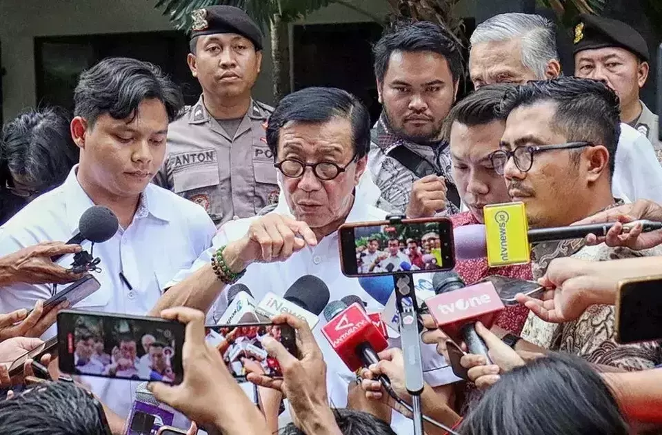 Former Justice Minister Yasonna Laoly speaks to reporters at the Corruption Eradication Commission (KPK) headquarters in Jakarta, Wednesday, Dec. 18, 2024. (B-Universe Photo/Joanito De Saojoao)