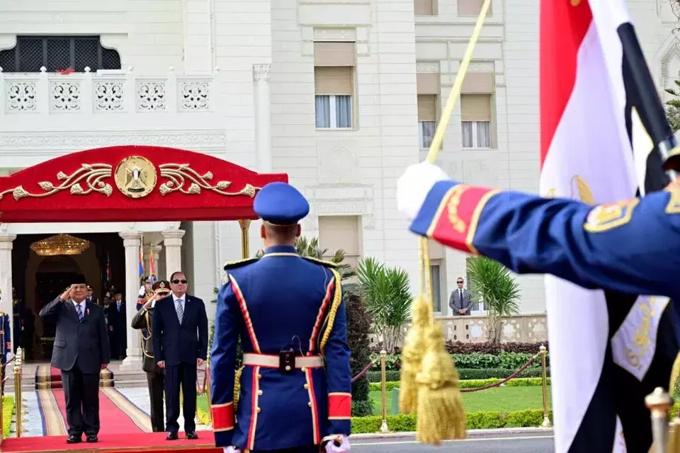 President Prabowo Subianto and his Egyptian counterpart Abdel Fattah el-Sisi have a state ceremony prior to their bilateral talks in Cairo on Dec. 18, 2024 local time. (Photo Courtesy of Presidential Press Bureau)