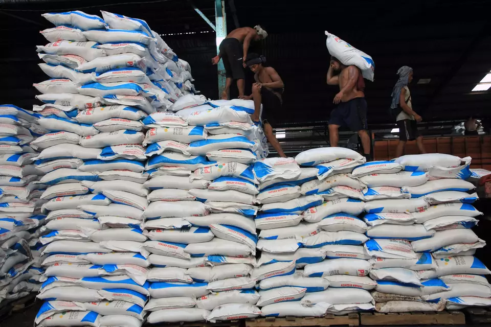 Workers unload the fertilizers at a distribution center in Medan on Dec. 5, 2024. (Antara Photo/Yudi Manar)
